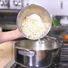 Añadir granos de elote y dejar cocer 8 minutos o hasta que las verduras estén cocidas. S 1489700156