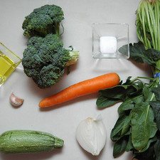 Ingredientes para receta 1 pieza de brócoli 1 pieza de zanahoria 1 pieza de calabacita italiana 1 manojo de espinaca 1 diente de ajo 1/4 pieza de cebolla blanca 2 cucharadas de aceite de oliva sal al gusto