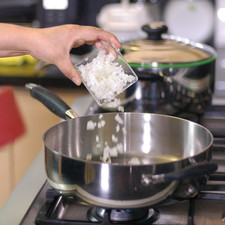 Calentar el aceite de oliva en la olla y sofreír el ajo y cebolla picados un par de minutos.