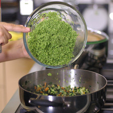 Cocer un par de minutos y agregar el brócoli molido y sazonar con sal. Revolver con la ayuda de la pala para integrar todos los ingredientes.