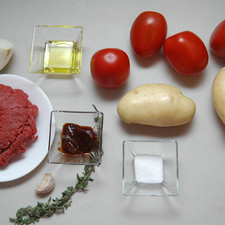 Ingredientes para receta 4 piezas de jitomate guaje 1 diente de ajo 1/4 pieza de cebolla blanca 1 rama de orégano fresco 2 cucharadas de aceite de oliva sal al gusto 300 gramos de carne molida de res 2 piezas de papa blanca 1 pieza de chile chipotle adobado