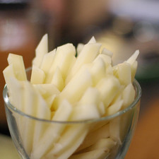 Cortar las papas en tiras delgadas.