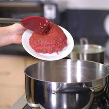 Añadir la carne molida y dejar cocer moviendo con frecuencia hasta que cambie de color.
