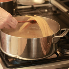Poner a cocer el espagueti en una olla con agua hirviendo y sal durante 7 minutos o hasta que esté al dente (suave por fuera y firme por dentro). Escurrir y colocar en un platón.