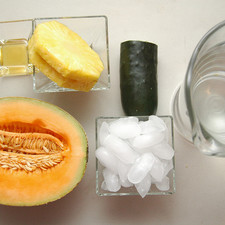 Ingredientes para receta 1/2 pieza de melón 1/2 pieza de pepino 2 rebanadas de piña 1 1/2 litros de agua 1 cucharada de miel de agave hielo al gusto S 19691 1491860287