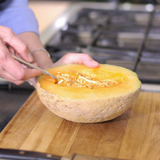 Retirar las semillas del melón con una cuchara. S 19694 1491860344