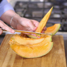 Cortar el melón en rebanadas y luego retirar la pulpa de cuatro rebanadas solamente. S 19695 1491860377