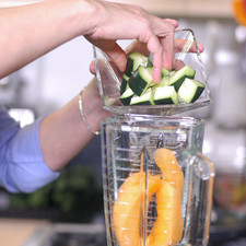 Colocar en el vaso de la licuadora la pulpa de melón y el pepino cortado en trozos. S 19697 1491860393