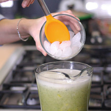 Añadir los hielo al gusto. Revolver bien con la pala para integrar. S 19700 1491860473