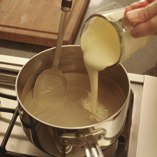 Calentarla nuevamente, agregar la crema y sazonar con sal al gusto. Dejar calentar hasta que suelte el primer hervor.