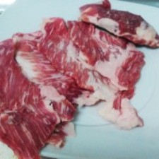 Fileteamos el secreto ibérico y lo pasamos un poco por la plancha después de salpimentarlo al gusto.
