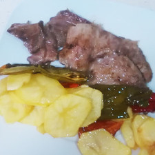 Un vez fritas las patatas, los pimientos y el secreto ibérico poco hecho. Reservamos estos en un plato para ir preparando la fuente donde vamos a hornear.