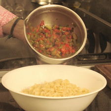 Vaciar la pasta en el tazón con el aderezo e incorporar bien.