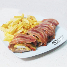 Finalmente se puede servir cortando rodajas del rollito. Se puede acompañar con cualquier tipo de guarnición o ensalada.