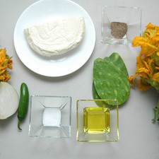 Ingredientes para receta 2 manojos de flor de calabaza 1/4 pieza de cebolla blanca 1 pieza de chile serrano 3 piezas de penca de nopal 200 gramos de queso panela sal al gusto pimienta negra molida al gusto 2 cucharadas de aceite de oliva