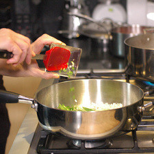 Añadir chile serrano picado y continuar cociendo 4 minutos más.
