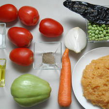 Ingredientes para receta 500 gramos de carne molida de pollo 1 pieza de zanahoria 1 taza de chícharos frescos 1 pieza de chayote 1/4 pieza de cebolla blanca 5 piezas de jitomate guaje 1 pieza de chile pasilla pimienta negra molida al gusto sal al gusto 2 cucharadas de aceite de oliva