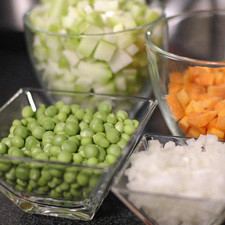 Picar la zanahoria, chayote y la cebolla.