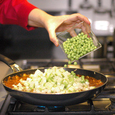 Añadir chícharos y rectificar sazón. Tapar y dejar cocer a fuego bajo durante 15 minutos o hasta que estén cocidas las verduras.