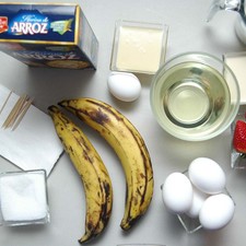 Ingredientes para plátanos 2 piezas de plátano macho 50 gramos de harina de arroz tres estrellas 1 pieza de huevo aceite vegetal comestible al gusto servilletas de papel al gusto Ingredientes para salsa de tres leches y fresa 50 mililitros de leche evaporada 50 mililitros de leche condensada 100 mililitros de leche de vaca 4 piezas de yema de huevo 50 gramos de harina de arroz tres estrellas 70 gramos de fresas 40 gramos de azúcar blanca palillos al gusto