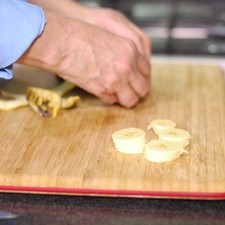 Pelar y cortar los plátanos machos en rodajas.
