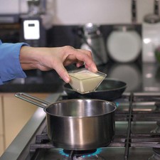 Para preparar la salsa de tres leches: Colocar en una olla honda la leche evaporada.