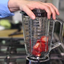 Añadir las fresas al vaso de la licuadora sin pedúnculo y moler hasta obtener una mezcla homogénea.
