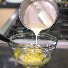 Agregar azúcar y un poco de mezcla de leche. Batir hasta integrar