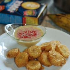 Acompañar los plátanos fritos con la salsa.