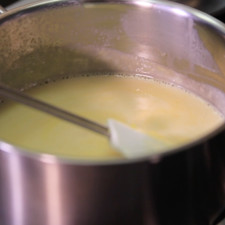 Incorpora la preparación anterior a las leches, cocinar a fuego medio. Al primer hervor apagar y dejar enfriar.