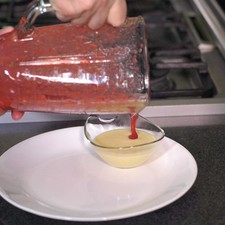Vaciar en un recipiente un poco de la mezcla y añadir las fresas molidas, con un palillo haz circulos para marmolear.
