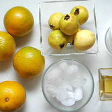 Ingredientes para receta 6 piezas de guayaba 5 piezas de naranja 1 1/2 litros de agua 1 cucharada de miel de agave hielo al gusto S 1491859231