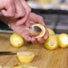 Cortarlas por la mitad y sacar las semillas con la ayuda de una cuchara. Reservar las cáscaras. S 1491859298
