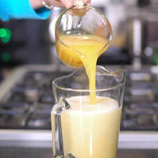 Agregar el jugo de naranja a la jarra con el resto del agua. S 1491859530