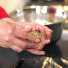 Untar un poquito de aceite en las manos, formar bolitas del tamaño deseado.