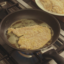 Freír en aceite bien caliente con una cucharada de mantequilla.