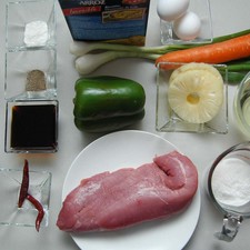 Ingredientes para salsa agridulce pimienta negra molida al gusto sal al gusto 1 cucharita de harina de arroz tres estrellas 1 taza de salsa cátsup 1 taza de jugo de piña de almibar 1/4 taza de salsa de soya 2 piezas de chile de árbol seco Ingredientes para rebosado 1 taza de aceite vegetal comestible 1/2 taza de harina de arroz tres estrellas 1 cucharada de salsa de soya 2 piezas de huevo Ingredientes para cerdo 2 piezas de cebollita de cambray 2 rebanadas de piña en almíbar 1 pieza de zanahoria 1 pieza de pimiento morrón verde 350 gramos de lomo de cerdo