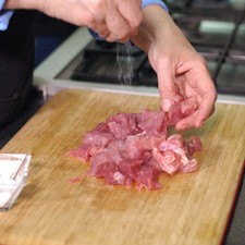 Cortar el lomo de cerdo en cubos a tamaño bocado. Salpimentar y reservar.