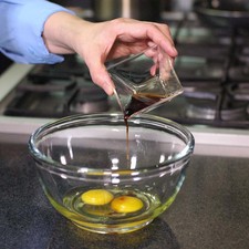 Para preparar el rebosado; colocar en un tazón los huevos, la cucharada de salsa de soya.