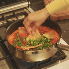 Agregar el cilantro picado y el chicharrón en trozos, dejando cocinar unos minutos para integrar los sabores.