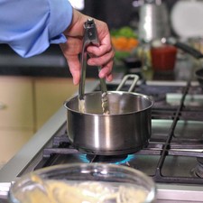 Sofreír en un sartén con suficiente aceite vegetal caliente, hasta que queden dorados.