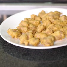 Escurrir para retirar el exceso de aceite. Reservar