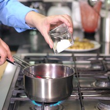 Añadir salsa cátsup, la cucharita de harina de arroz Tres Estrellas.