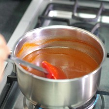 Sazonar con pimienta y sal. Dejar cocer a fuego medio moviendo con la ayuda de la pala hasta obtener una consistencia ligeramente espesa. Reservar.