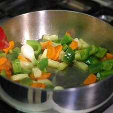 Calentar un poco de aceite en el sartén y cuando esté bien caliente sofreír las zanahoria. las cebollitas de cambray enteras, los trozos de pimiento y la piña, durante un par de minutos.