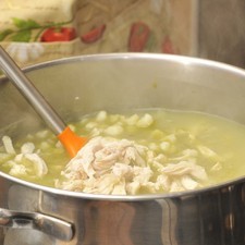 Agregar la salsa verde y el pollo cocido y desmenuzado a los granos de maíz cocidos y dejar sazonando durante 10 minutos.