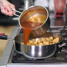 Agregar la salsa agridulce. Continuar cociendo durante 5 minutos más. Tips 1. No tires la parte verde de las cebollas cambray, puedes decorar con esos rabos tu cerdo agridulce.
