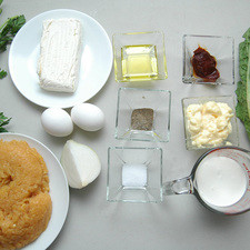 Ingredientes para bolitas de pollo 500 gramos de carne molida de pollo 1/4 pieza de cebolla blanca 1/4 manojo de perejil fresco 2 piezas de huevo 190 gramos de queso crema sal al gusto pimienta negra molida al gusto aceite de oliva al gusto Ingredientes para el aderezo 1/2 taza de crema de leche de vaca 1/4 taza de mayonesa 1 pieza de chile chipotle adobado
