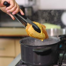 Poner a cocer la pechuga de pollo en una olla honda con un poquito de sal durante 20 minutos o hasta que este cocida.