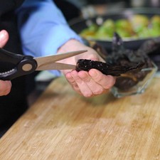 Para preparar la salsa; cortar el rabo de los chiles con una tijera, abrir por un lado y retirar las semillas y las venas.